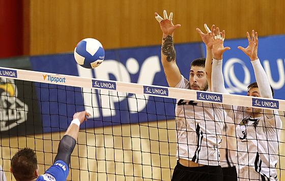 Tomas Olmedo a Jakub Moty�ka z Beskyd blokují útok odolenavodského univerzála...