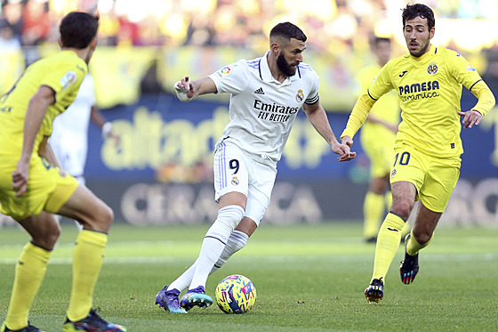 Útoník Karim Benzema z Realu Madrid bhem utkání s Villarealem.