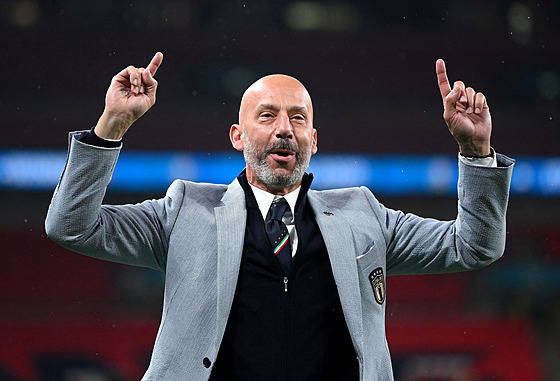 Gianluca Vialli, bývalý italský fotbalista, slaví italský úspch na mistrovství...