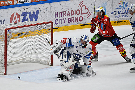 Brnnský branká Marek iliak se ohlíí za pukem v utkání hokejové extraligy...