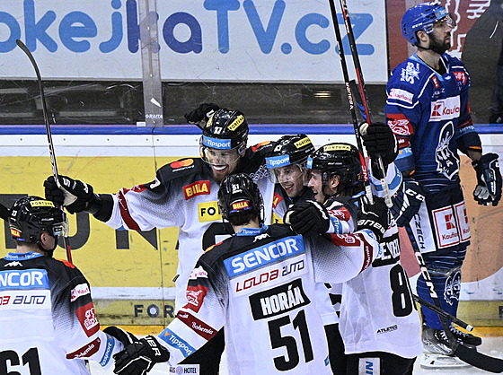 Spar�an�tí hokejisté se radují ze vst�elené branky proti Kladnu v utkání...