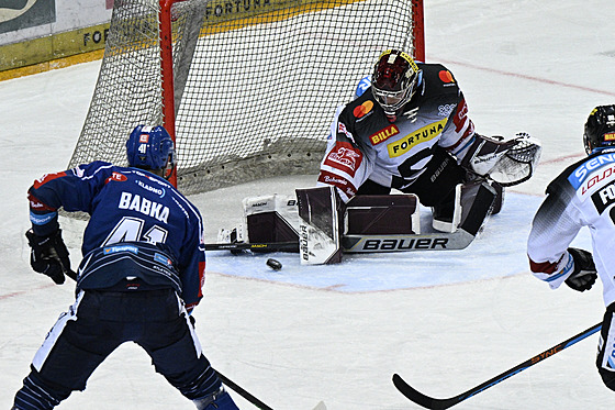 Sparanský branká Josef Koená likviduje stelu v utkání hokejové extraligy...