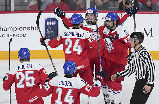 etí hokejisté se radují z první trefy ve finále mistrovství svta junior.