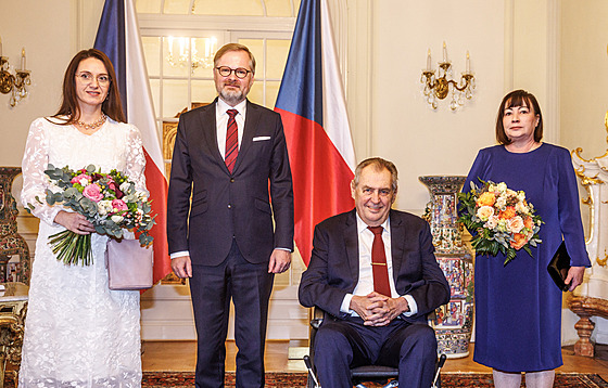 Prezident Milo Zeman s chotí pijal na tradiním novoroním obd na zámku v...