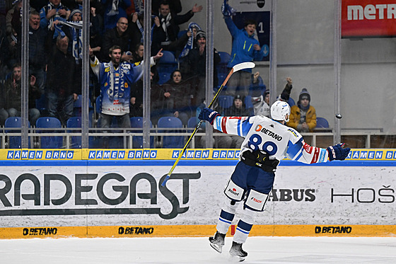 Nováek týmu Kristián Pospíil z Brna dává gól v power play.