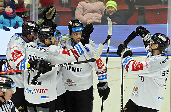 Karlovar�tí hokejisté se radují z gólu.
