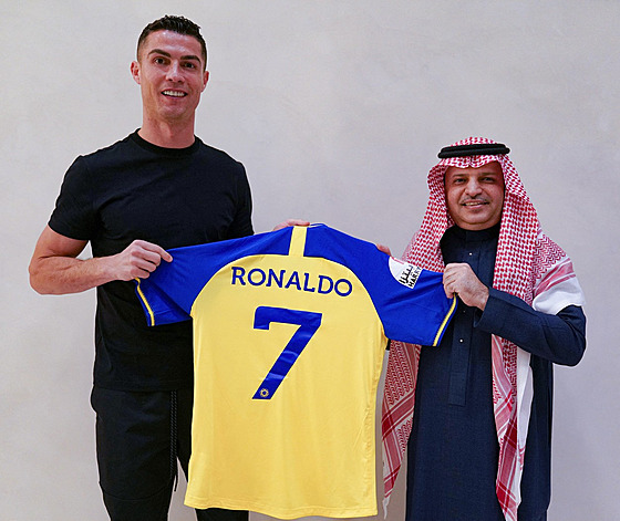 Fotbalista Cristiano Ronaldo podepsal smlouvu se saúdskoarabským an-Nasrem....