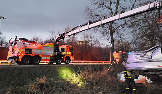 Hasii v Ostrav vyproují zaklínného idie z havarovaného auta. (5. ledna...