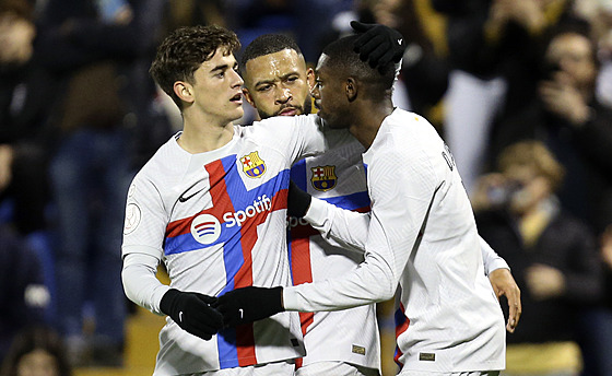 Fotbalisté Barcelony se radují z gólu Dembéleho (vpravo) v utkání Královského...