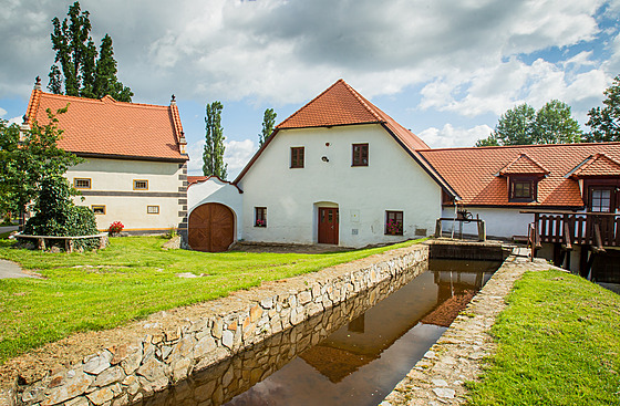 Zlatý potok protéká také Vitjovicemi na Prachaticku stojí u nj i mlýn.
