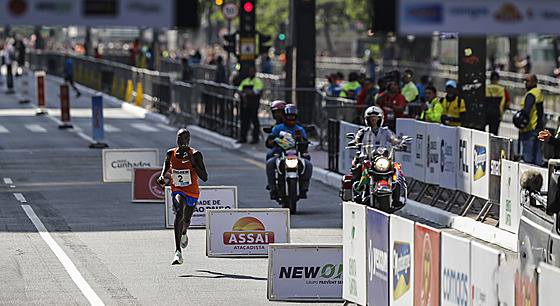 Ugandský bec Andrew Kwemoi na trati maratonu v Sao Paulu.