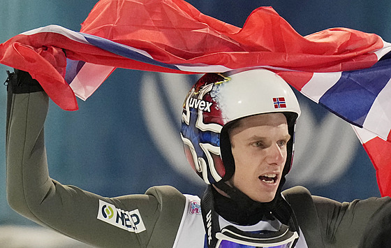 Norský skokan na lyích Halvor Egner Granerud se raduje z triumfu v Turné ty...