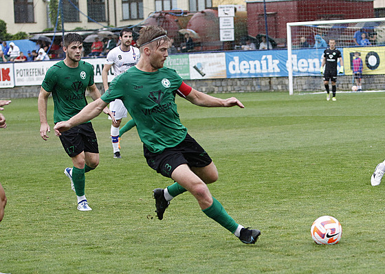 Píbramský fotbalista Marcel ermák v zápase s Líní