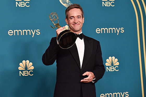 Britský herec Matthew Macfadyen pózuje s cenou Emmy za vedlejší roli v seriálu...