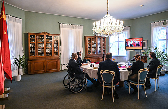 Prezident Milo Zeman hovoil ze zámku v Lánech prostednictvím videohovoru s...