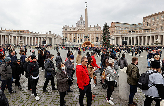 Na vstup do Svatopetrské baziliky ve Vatikánu ekají tisíce lidí, aby se...