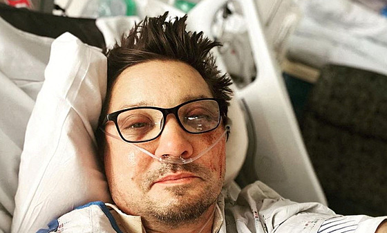 Jeremy Renner na selfie z nemocnice (3. ledna 2023)