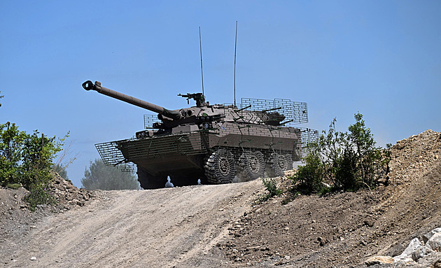 Macron dal Kyjevu „tank netank“, Berlín dorovnává s obrněnci a patrioty