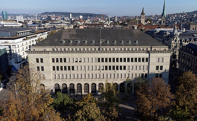 Politiku nezmění, i když švýcarská centrální banka prodělala přes 3 biliony
