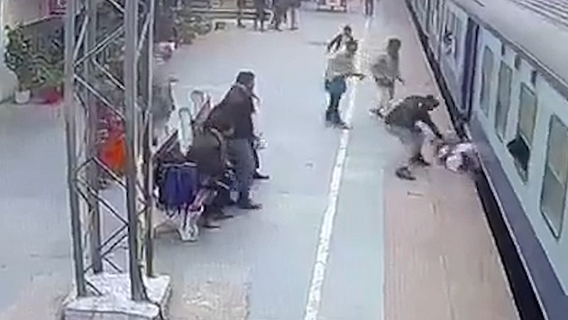 VIDEO: Ind o vlásek unikl smrti, před pádem pod vlak ho zachránil voják