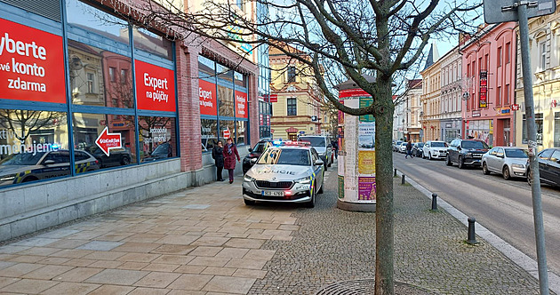 Žena nepřežila pád ze střechy obchodního centra v Táboře