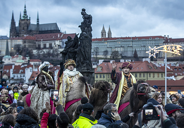 Centrem Prahy prošel průvod, v jeho čele jeli Tři králové na velbloudech