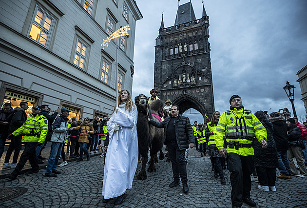 Prahou projde Tříkrálový průvod s velbloudy, zazní Česká mše vánoční