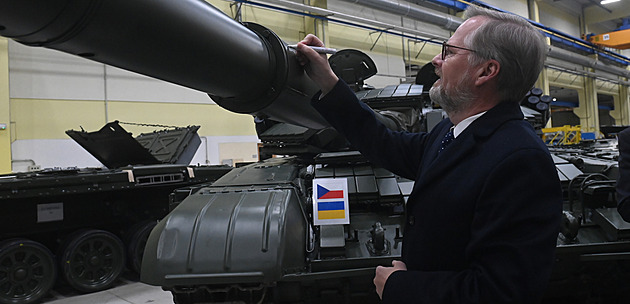 Fiala zkontroloval českou opravnu tanků pro Ukrajinu, na jeden napsal vzkaz