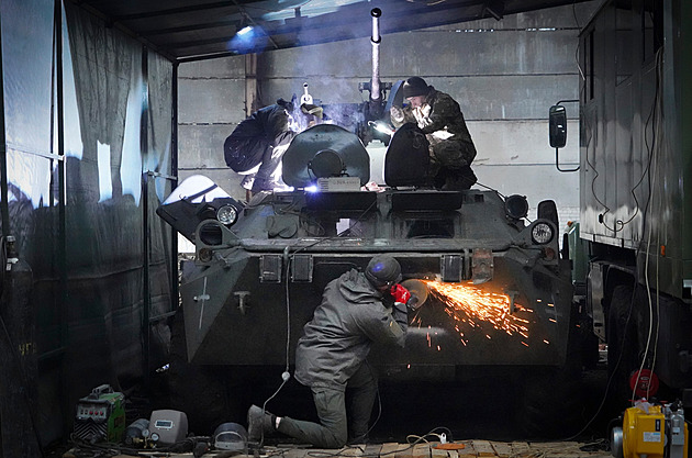Ukořistěné ruské tanky jsou přínos i bolehlav, udržet je v chodu je výzva