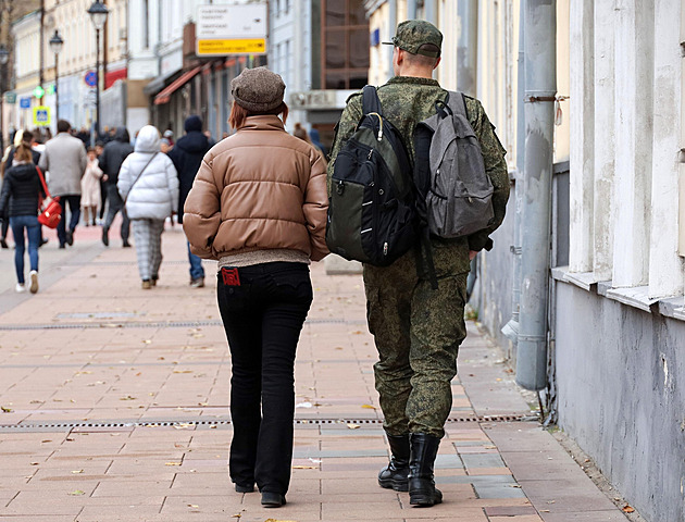 Tinder v zákopech. Ukrajinci čelí kvůli válce ztrátě lásky a intimity