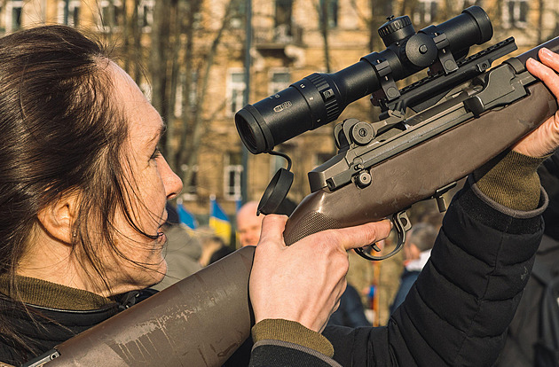 Ukrajinky excelují při výcviku sniperů, po zajetí je čekají nejhorší věci