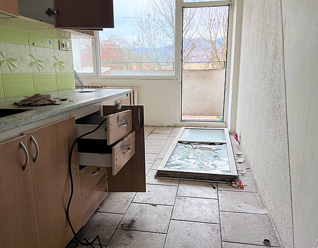 Zničený panelák má hodnotu 17 milionů, Klášterec teď čeká na reakci majitelů