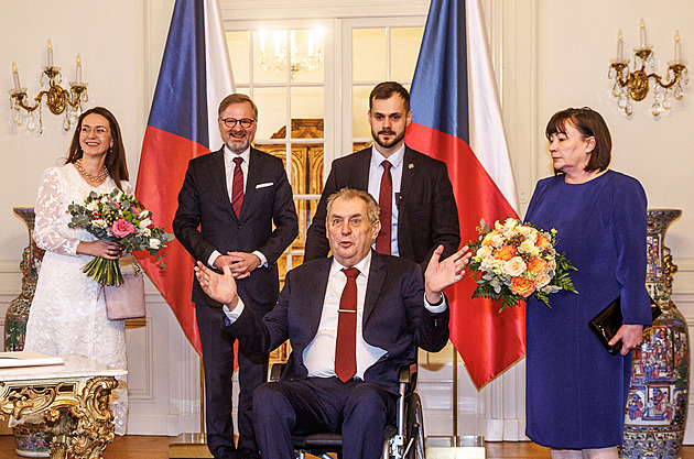 Měl jsi moc hezký projev, řekl prezident Zeman Fialovi před novoročním obědem