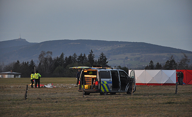 Na letišti v Hodkovicích havarovalo ultralehké letadlo, pilot zemřel