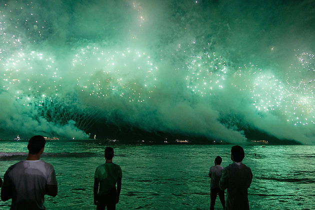 OBRAZEM: Bujaré oslavy vyprovodily těžký rok. Nejhezčí snímky ze světa