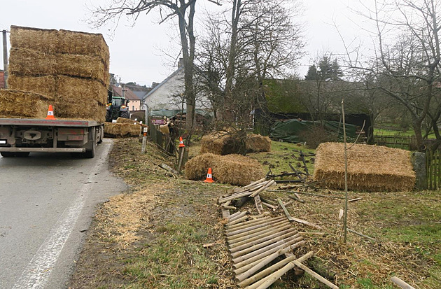 Z nákladního vozu popadaly balíky slámy, poničily plot i rozvaděč