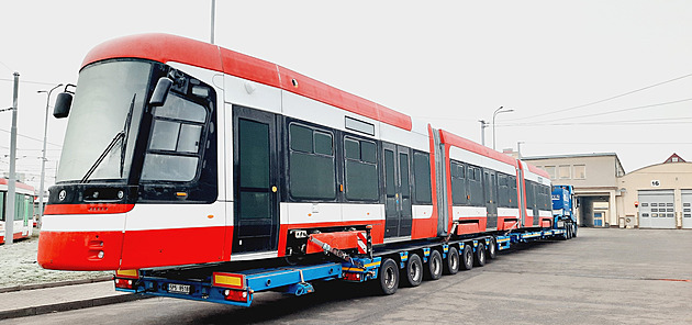 Do Brna dorazila nová obousměrná tramvaj, čekají ji testy větrání i vibrací