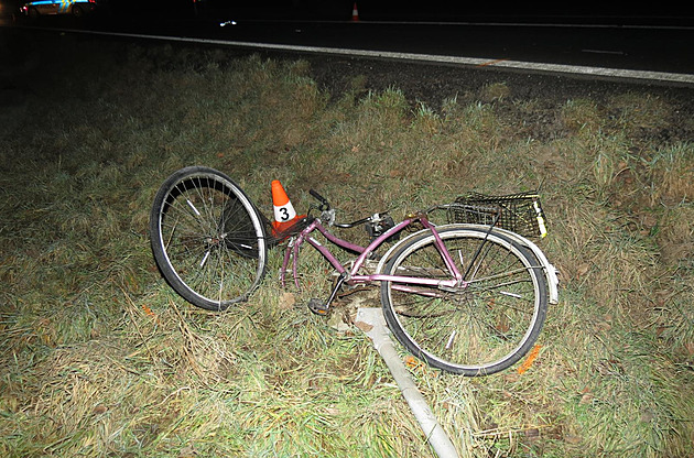 Seniorka na kole nedala přednost autu, při střetu na místě zemřela