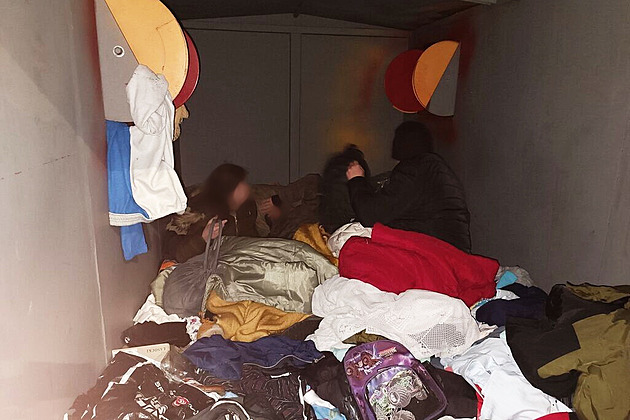 Bezdomovci se vloupali do kontejneru na textil a udělali si z něj ložnici