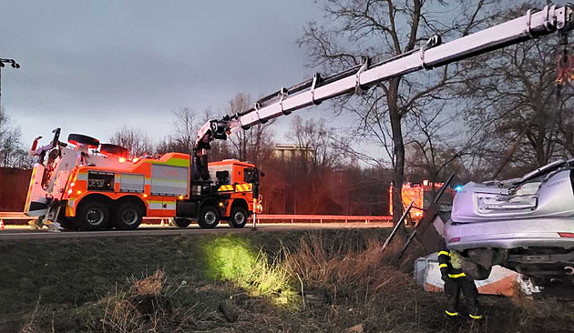 Smrt řidiče v Ostravě. Sjel z cesty a nepřežil srážku s reklamním poutačem