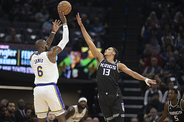 James dovedl Lakers k páté výhře v řadě. Dončič zapsal triple double