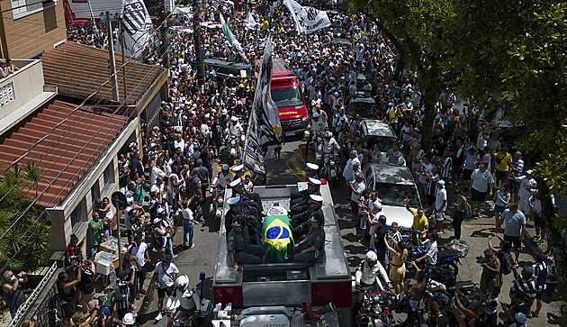 Pelé má za sebou poslední cestu, v ulicích Santosu se s ním loučily tisíce lidí
