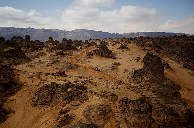 OBRAZEM: Duny, písek, pády i skvělé české tahače. Rallye Dakar nabízí mnohé