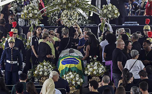 Brazilci se loučí s Pelém, rakev mohli navštívit na stadionu Santosu