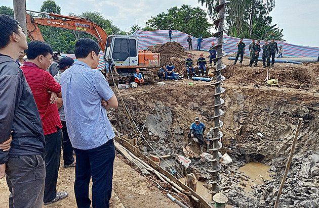 Chlapec se ve Vietnamu zřítil do 35metrové šachty. Záchranáři k němu nemohou