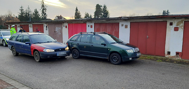 Pronásledovaný řidič vyskočil za jízdy z auta, vůz zavinil zranění jiného muže