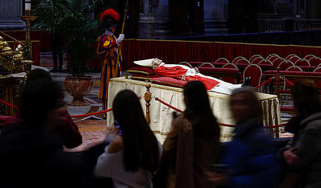 Do Vatikánu míří tisíce lidí, loučí se se zesnulým emeritním papežem