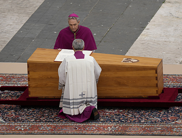 Vatikán pohřbil emeritního papeže Benedikta XVI., zúčastnilo se 50 tisíc lidí
