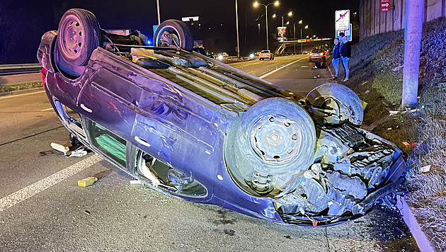 Auto na Liberecké se po nárazu převrátilo, řidič nadýchal dvě promile