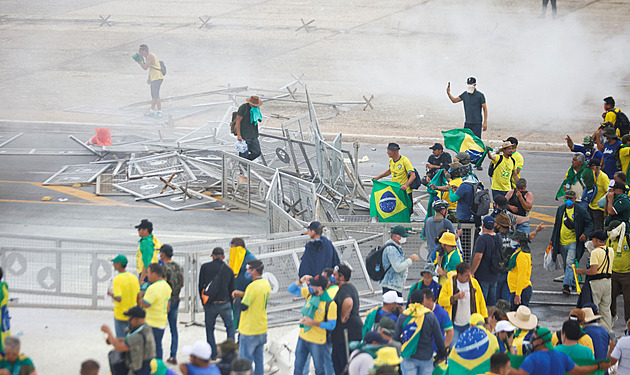 Příznivci brazilského exprezidenta Bolsonara pronikli do budovy parlamentu